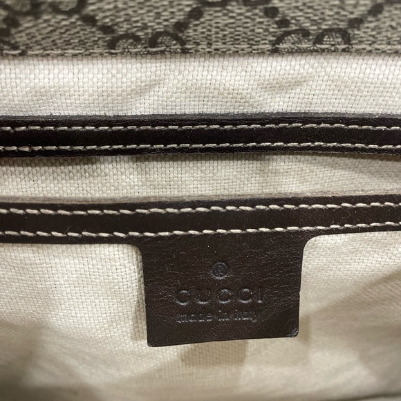 GUCCI BROWN GG SUPREME MESSENGER BAG - Picture 2 of 10